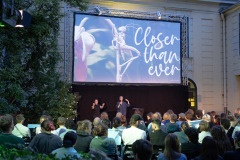 Martina Blumauer (ÖGS-Dolmetschung) & Lisa Mai (Moderation) / Foto: Astrid Pichler © dotdotdot