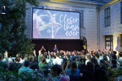 Martina Blumauer (ÖGS-Dolmetschung) & Lisa Mai (Moderation) / Foto: Astrid Pichler © dotdotdot