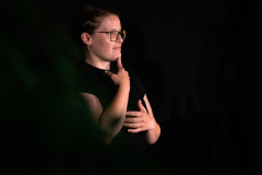 Filmtalk: Martina Blumauer (ÖGS-Dolmetschung) / Foto: Astrid Pichler © dotdotdot