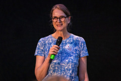 Alexa Färber (Realfiktion Klimarechnungshof) / Foto: Astrid Pichler © dotdotdot