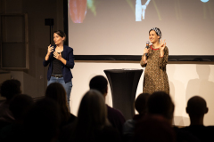 Theresa Kober (ÖGS-Dolmetschung) & Lisa Mai (Moderation) / Foto: Peter Grießer © dotdotdot