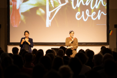 Theresa Kober (ÖGS-Dolmetschung) & Lisa Mai (Moderation) / Foto: Peter Grießer © dotdotdot