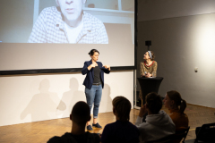 Filmtalk: Claudius Gentinetta, Theresa Kober (ÖGS-Dolmetschung) & Lisa Mai (Moderation) / Foto: Peter Grießer © dotdotdot