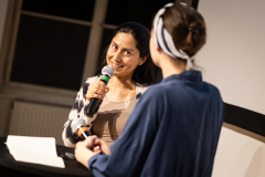Daniela Paredes Grijalva (Einführung A TALE OF THE CROCODILE’S TWIN) & Lisa Mai (Moderation) / Foto: Peter Grießer © dotdotdot