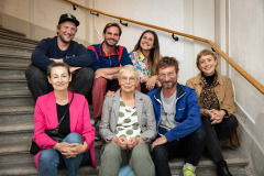 (1. Reihe) Susi Jirkuff, Berta Kammer, Paul Ertl, Bianca Jasmina Rauch / (2. Reihe) Paul Eckhart, Lukas Schöffel, Marija Burtscher /  Foto: Peter Grießer © dotdotdot