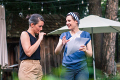 Theresa Kober (ÖGS-Dolmetschung) & Lisa Mai (dotdotdot) / Foto: Tobias Raschbacher  © dotdotdot