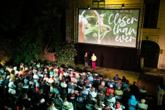 Andrea Rohrauer (ÖGS-Dolmetschung) & Lisa Mai (Moderation) / Foto: Peter Grießer © dotdotdot