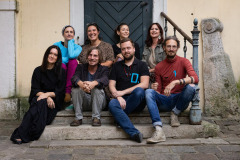 (1. Reihe) Verena Stauffer, Thomas Havlik, Joe Gridl, Sebastian Schwarz / (2. Reihe) Lisa Mai, Laetitia Lang, Alexandra Mitterer, Elke Steiner / Foto: Astrid Pichler © dotdotdot