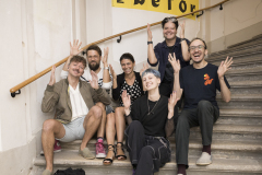 Manfred Schütz, Christoph Kopal, Pam Eden, Soph Comini, Oliver Suchanek & Franz Steinbrecher / Foto: Peter Grießer © dotdotdot Manfred Schütz, Christoph Kopal, Pam Eden, Soph Comini, Oliver Suchanek & Franz Steinbrecher / Foto: Peter Grießer © dotdotdot