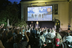 Cara Kremmel (ÖGS-Dolmetschung) & Lisa Mai (Festivalleitung) / Foto: Peter Grießer © dotdotdot Cara Kremmel (ÖGS-Dolmetschung) & Lisa Mai (Festivalleitung) / Foto: Peter Grießer © dotdotdot