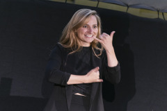 Cara Kremmel (ÖGS-Dolmetschung) / Foto: Peter Grießer © dotdotdot Cara Kremmel (ÖGS-Dolmetschung) / Foto: Peter Grießer © dotdotdot