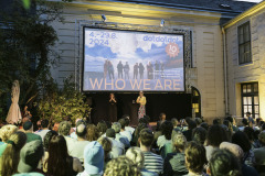 Cara Kremmel (ÖGS-Dolmetschung) & Lisa Mai (Festivalleitung) / Foto: Peter Grießer © dotdotdot Cara Kremmel (ÖGS-Dolmetschung) & Lisa Mai (Festivalleitung) / Foto: Peter Grießer © dotdotdot
