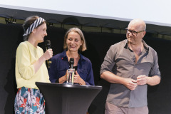 Lisa Mai (Festivalleitung), Ruth Goubran (Erste Bank) &  Herbert Justnik (Volkskundemuseum Wien) / Foto: Peter Grießer © dotdotdot