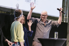 Lisa Mai (Festivalleitung), Ruth Goubran (Erste Bank) &  Herbert Justnik (Volkskundemuseum Wien) / Foto: Peter Grießer © dotdotdot