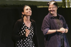 Künstler*innengespräch: Pam Eden (Performance)  & Oliver Suchanek (Gebärdenverse) / Foto: Peter Grießer © dotdotdot Künstler*innengespräch: Pam Eden (Performance)  & Oliver Suchanek (Gebärdenverse) / Foto: Peter Grießer © dotdotdot