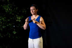 Begrüßung: Karin Moser (ÖGS-Dolmetschung) / Foto: Astrid Pichler © dotdotdot